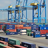 Kranen van containerterminal in de haven van Zeebrugge, België
